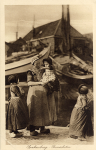 8963 Afbeelding van een moeder met enkele kinderen in klederdracht in de haven van Spakenburg (gemeente Bunschoten).
